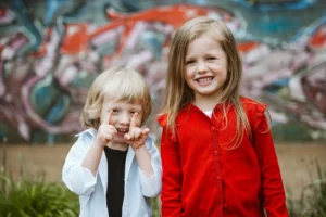 Geschwister im Park lächeln