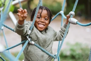 Kind in einem Klettergerüst