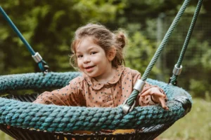 Kita Kind in Schaukel